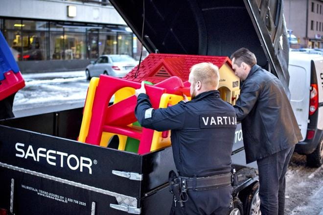 Safetorin Seinäjoen yksikönjohtaja Kari Mäkinen ja aluepäällikkö Jarko Eskelä kuljettivat pikkulapsille sopivat lelut ja kalusteet Seinäjoen keskussairaalaan pikkulapsipsykiatrian yksikköön. Yhtiö halusi näyttää esimerkkiä yhteiskuntavastuun kantamisesta ja ilahduttaa tukaliin tilanteisiin joutuneita lapsia ja lapsiperheitä.