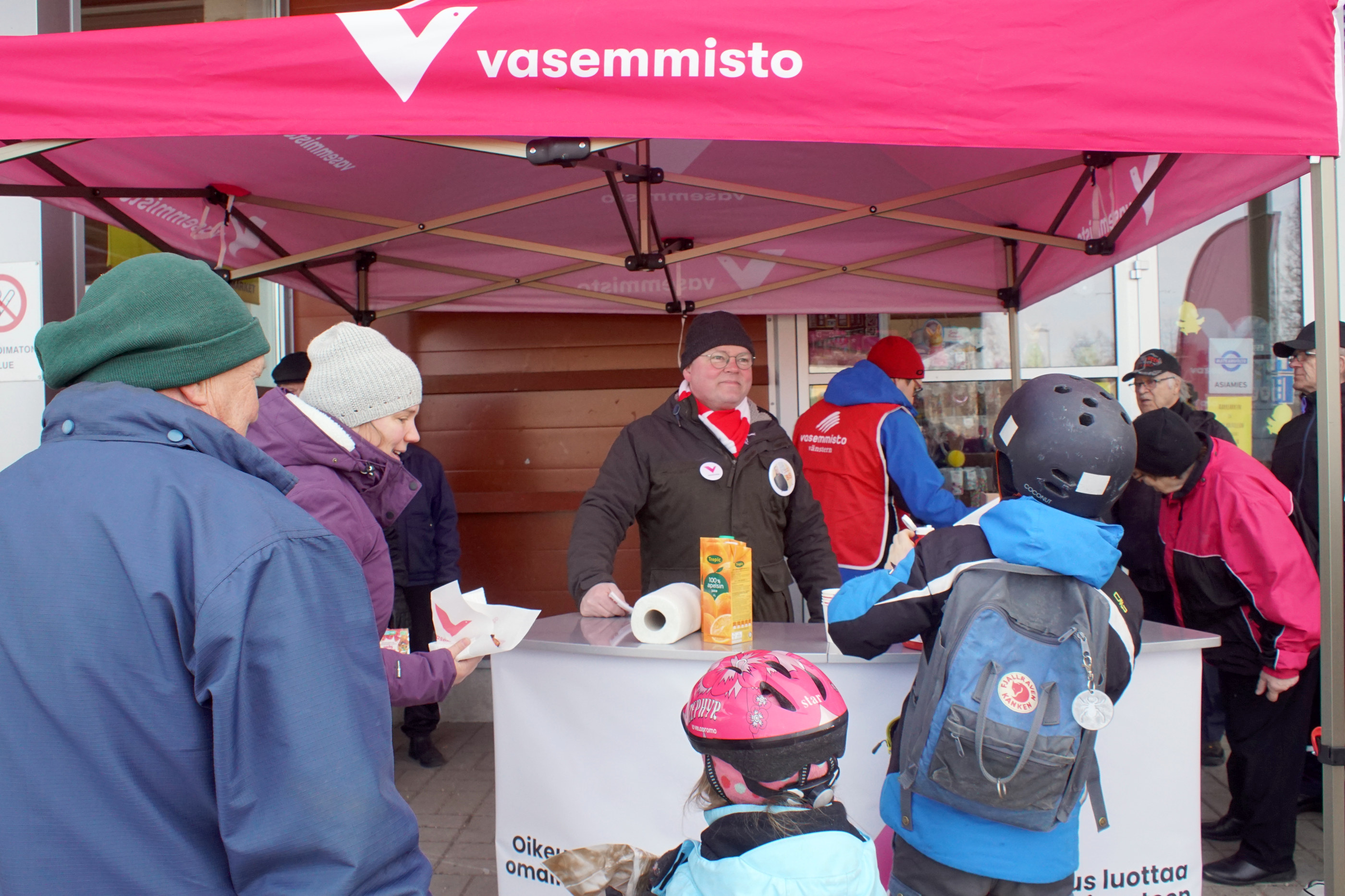 Vasemmiston vaalikojulla oli tarjolla käristemakkaraa. Ehdokas Risto Kalliorinne niitä jakamassa.