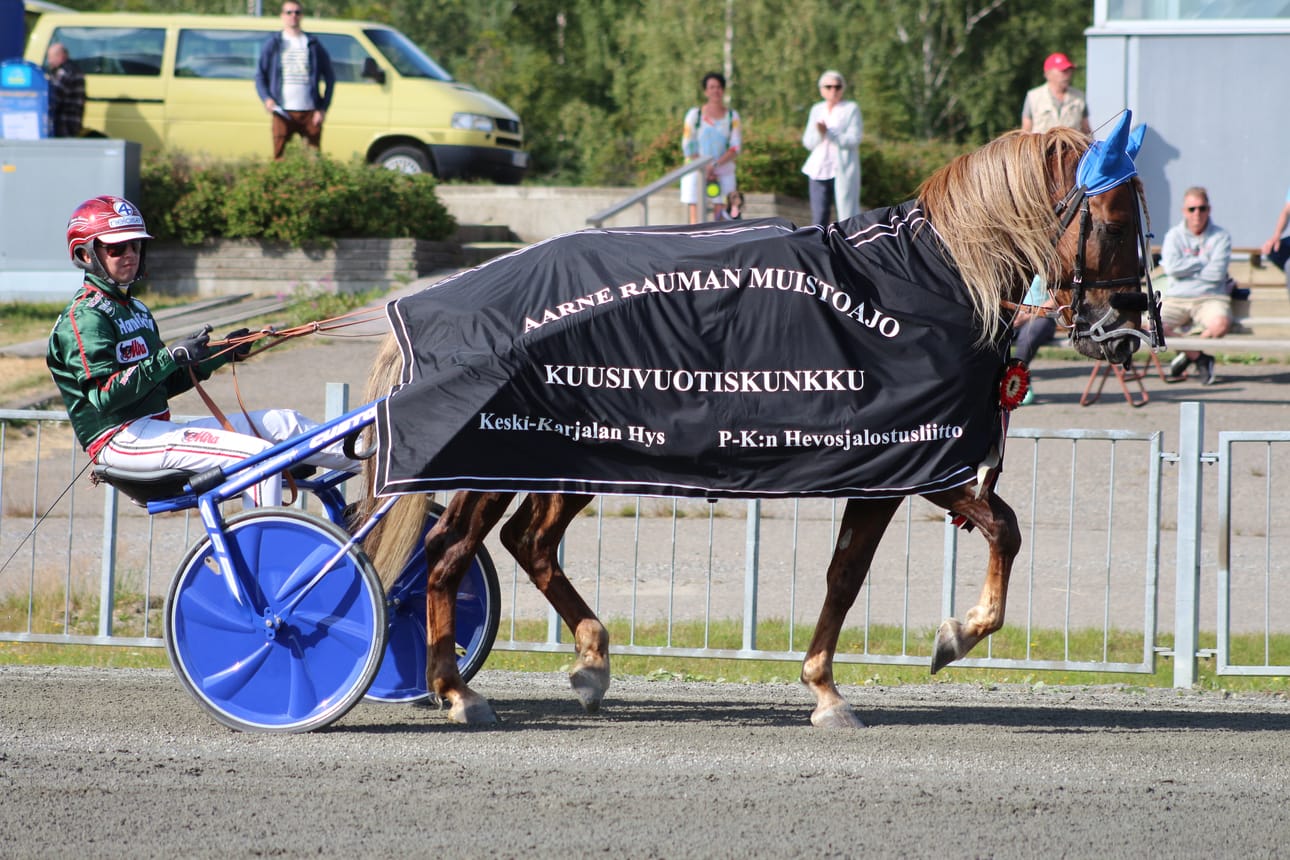 Parvelan Retu ja Hannu Torvinen hallitsivat Kuusvuotiskunkkulähtöä Joensuussa.