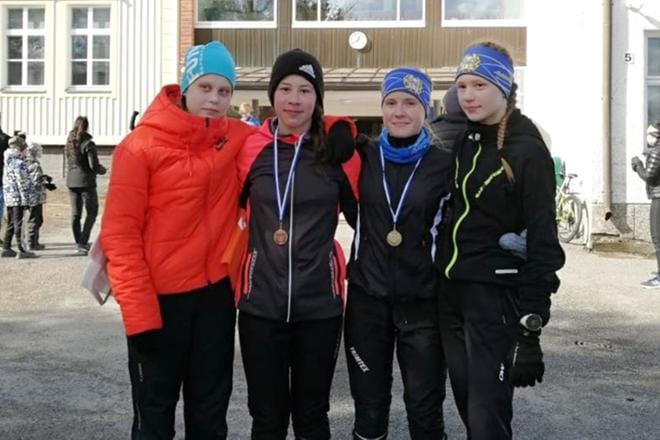 Ankkureiden nuoret maantiejuoksijat Katariina Leppäaho, Seliina Kuoppa-aho, Ilona Takala ja Liinu Järvinen.