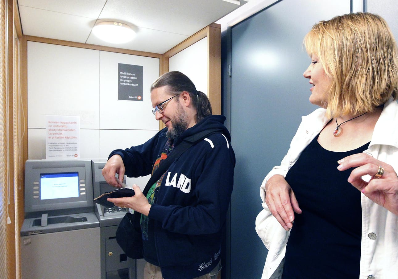 Pankeilla on ollut jo vuosia käytössä alkeellisia talletusautomaatteja yksityishenkilöille. Mika Kihlström ja Anna Mia Salo kävivät tallettamassa säästöpossuun kertyneitä kolikoita Osuuspankissa.