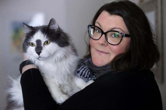 Kotikissa Dalton sai Kissaliiton vuoden sankarikissan -arvonimen. Emäntä Irina Söderholm on ylpeä lemmikistään. KUVA: MINNA ANTILA