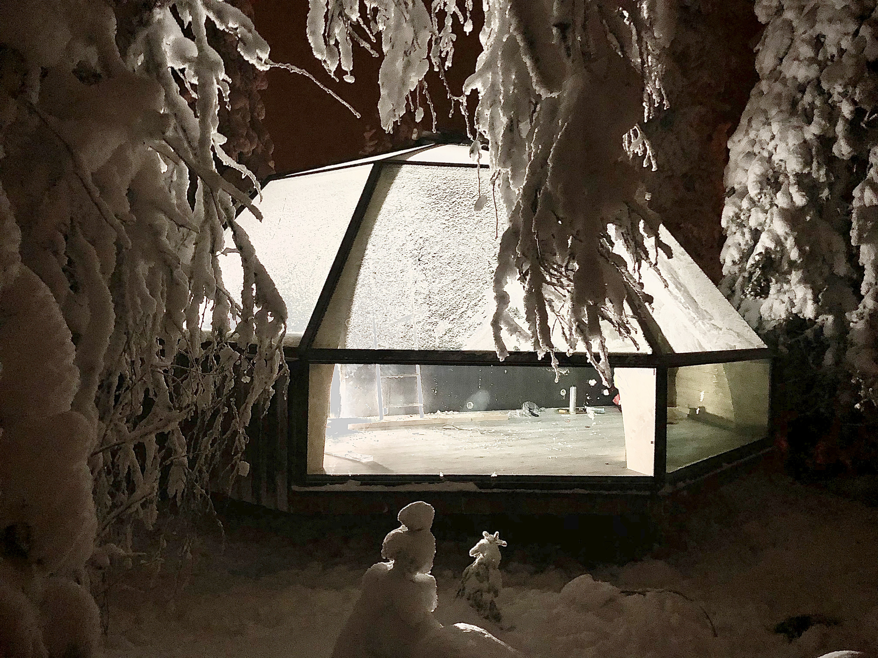 <p>Pikku-Syötteen iglu on pääosin lasia. Iglu kohosi paikalleen muutamassa tunnissa kaksi elementtiä yhdistämällä.</p>
