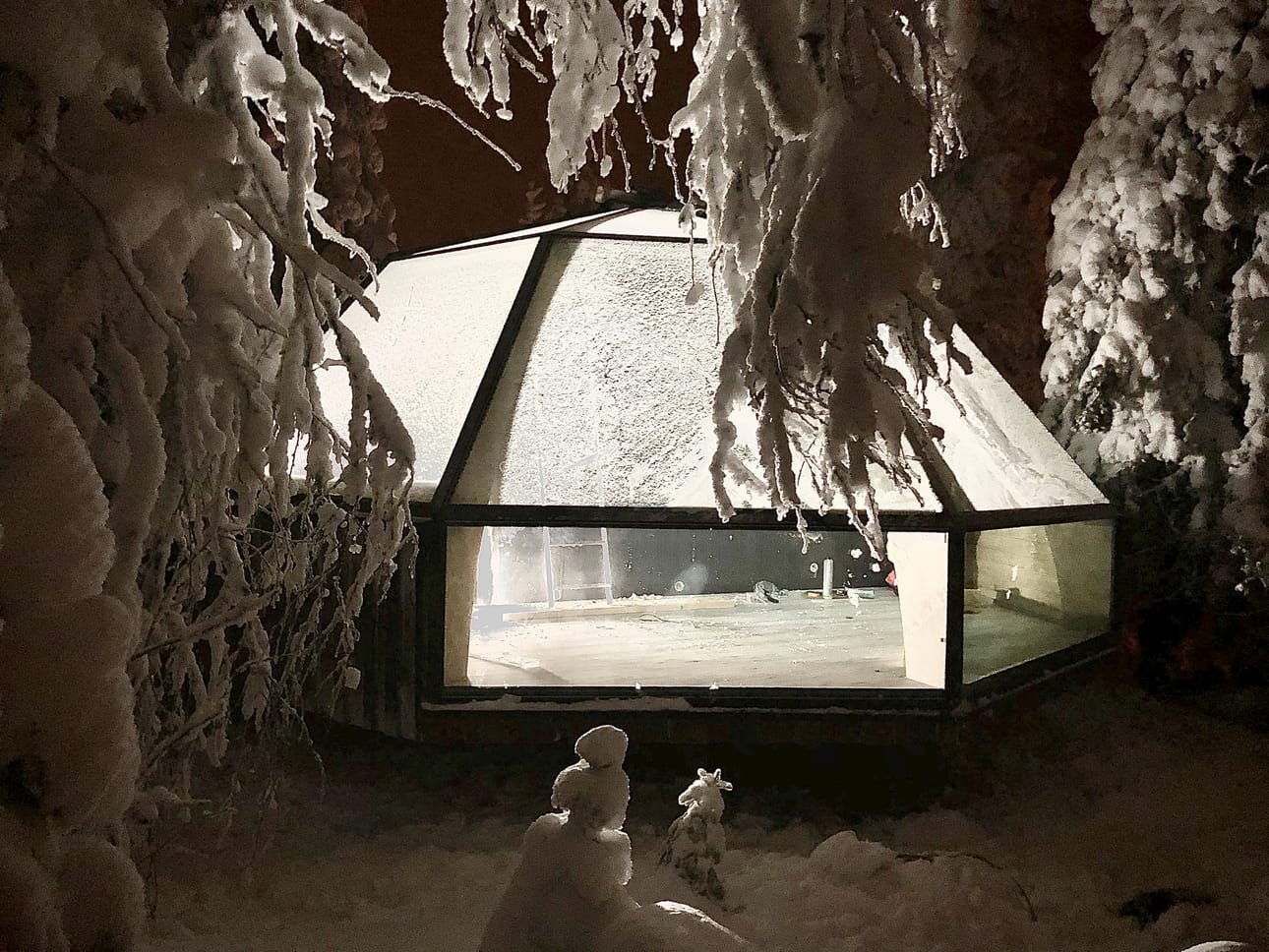 Pikku-Syötteen iglu on pääosin lasia. Iglu kohosi paikalleen muutamassa tunnissa kaksi elementtiä yhdistämällä.