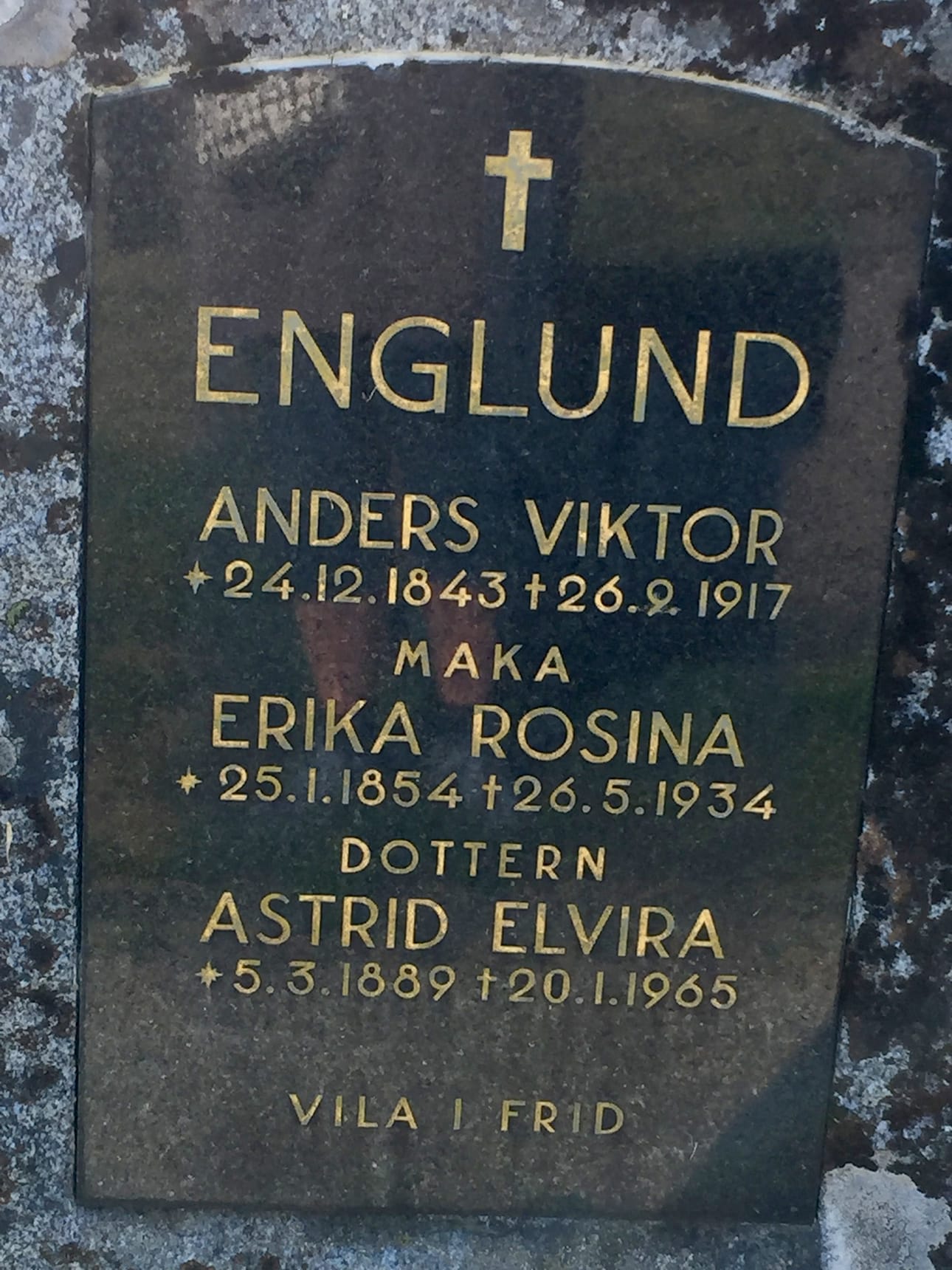 Tällä muistomerkillä on korvattu hautakivi, jonka lapset löysivät Rajakylästä.