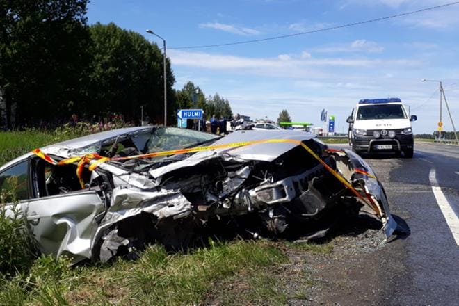 Vaikka auto meni lunastuskuntoon, kuljettaja selvisi onnettomuudesta vammoitta. KUVA: OUTI NEUVONEN