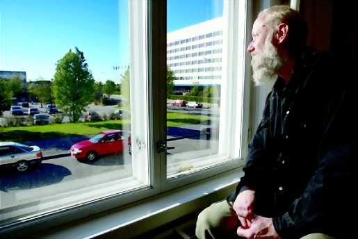 Mies ja maisema. Professori Kaj Nymanin työhuoneen ikkunamaisema on yli kymmenen vuotta antanut teatterin ja kirjaston suuntaan.