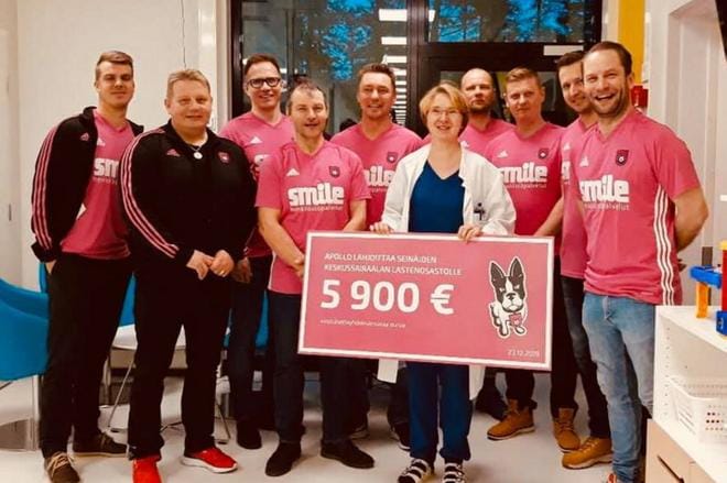 Apollo vei väistötiloihin joutuneen Seinäjoen keskussairaalan lastenosastolle 5900 euron joululahjan. Lahjoitusta Pinkeiltä koirilta oli vastaanottamassa ylilääkäri Kirsi Nuolivirta. KUVA: APOLLO