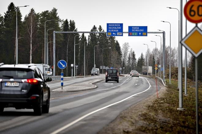 Tieturvallisuusarvioinnin perusteella uuden risteyksen liikennejärjestelyt ovat kunnossa. Luiskan muotoilua viimeistellään vähin osin, jotta törmäysturvallisuus täyttyy kaikkien valaisinpylväiden luona. KUVA: TOMI KOSONEN
