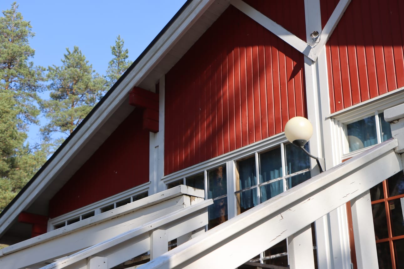 Kuva-arvoituksessa ollaan punaisen tuvan äärellä.