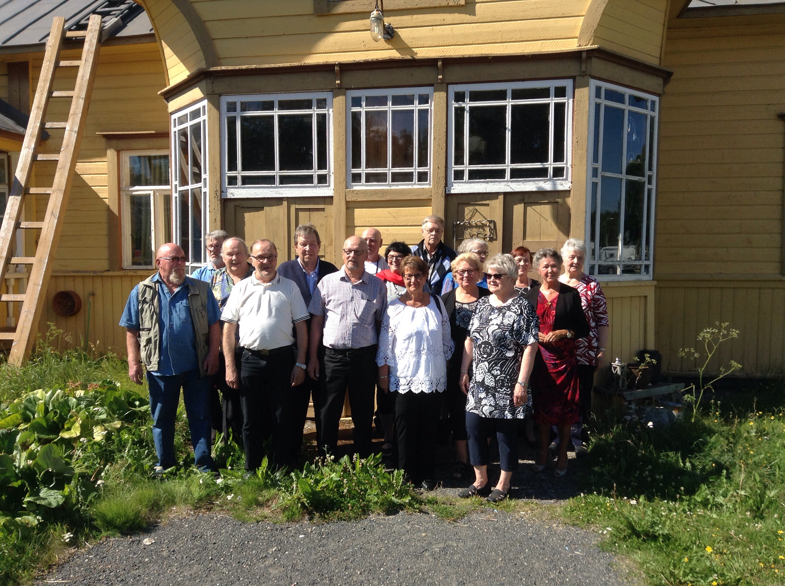 Kuvassa kuusitoista iloista, vuoden 1955 ekaluokkalaista Jalavan koulupirtin edessä.