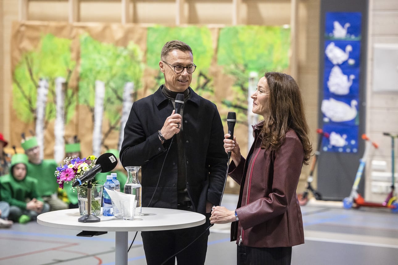 Tasavallan presidentti Alexander Stubb ja rouva Suzanne Innes-Stubb vastasivat lasten kysymyksiin hyväntuulisina. Tilaisuuden aluksi presidentti kysyi oppilailta, jännittikö heitä. Lasten myöntävän vastauksen jälkeen presidentti paljasti, että myös häntä itseään jännitti.
