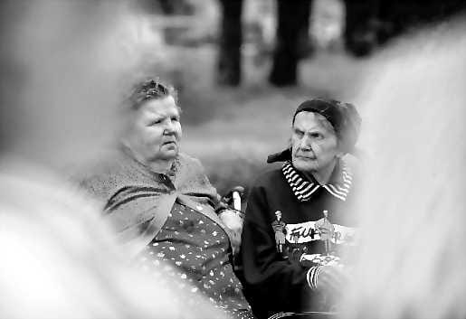 Ensimmäisenä Euroopassa. Suomalaisten ikärakenne vanhenee nopeiten EU:n alueella. Tuulikki Kivimäki ja Lempi Penttinen viettävätkultaisia eläkepäiviä Pihlajakodissa Haukiputaalla.