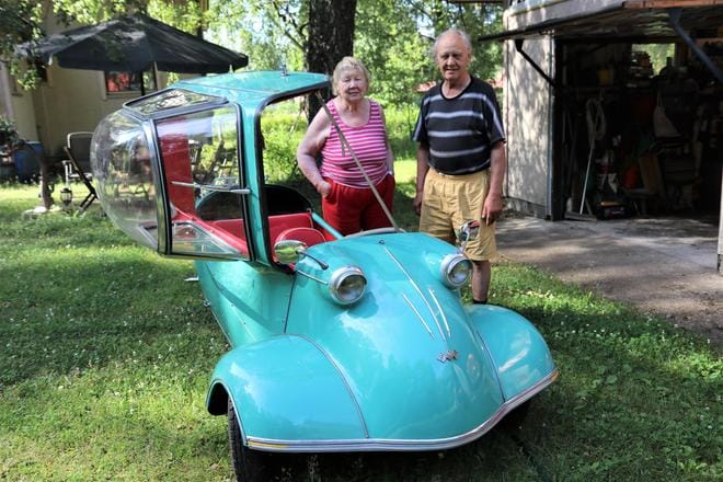 Messerschmitt-kääpiöauto muistuttaa kolmelle pyörälle nostettua lentokoneen ohjaamoa. Sopiva matkanopeus on 60 kilometriä tunnissa, Helena ja Reijo Aaltonen kertovat. Kuvat: Kari Pitkänen