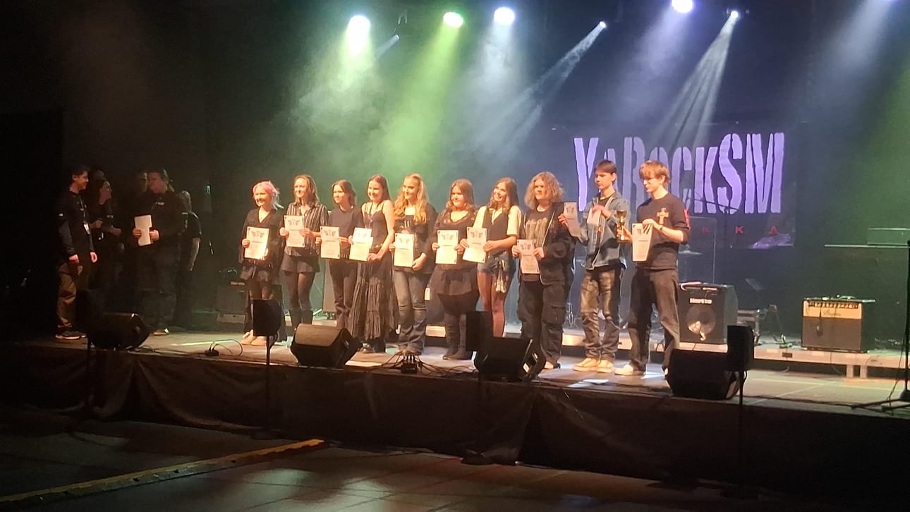 YaRockSM2026-yläkoulusarjan voitti Puskaradio. Sen muusikot käyvät 9. luokkaa Seinäjoen lyseossa. Hopeasijalle ylsi Alajärven yläkoulua edustanut Revenant. Pronssia sai Teuvan yhtenäiskoulusta mukana ollut Adore.