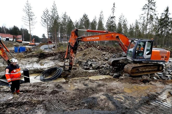 Seinäjoen kaupungin maanrakennusmestari Jyri Jouppila (vas.) ja Seinäjoen maa- ja vesirakennus Oy:n Pasi Höök syvällä Niemistön uuden asuntoalueen maaperässä. Niemistö, Karhuvuori ja Kärki ovat tällä hetkellä Seinäjoen asutuksen laajenemisen painopisteitä. Investointiohjelma sisältää kuitenkin vuosittain myös vanhan kunnallistekniikan saneerausta. KUVA: JOUKO HÄNNINEN