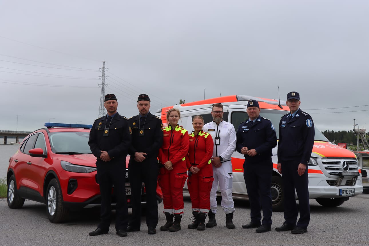 Kuvassa vasemmalta Mark Björkman, Linus Östman, Belinda Björk, Joanna Parkkari, Anders Wiik, Jukka Kero ja Mikael Appel.