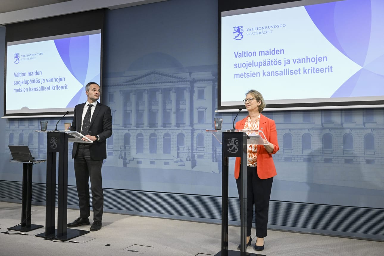Kritisoitua esitystä esittelivät tiedotustilaisuudessa maa- ja metsätalousministeri Sari Essayah (oik.) ja ympäristö- ja ilmastoministeri Kai Mykkänen (vas.). LEHTIKUVA / Markku Ulander