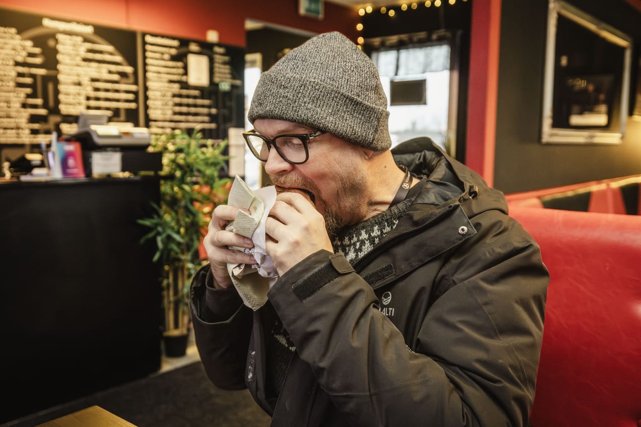 Ilkka-Pohjalaisen toimittaja Heikki Peltokangas ottaa reippaan haukun Bertasta, joka on Nopos Grillin suosituin annos.