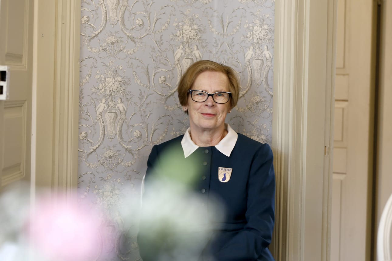Helena Holappa ja Mamsellipuku, joka on myös Raahen Matkailuoppaiden työasuna.