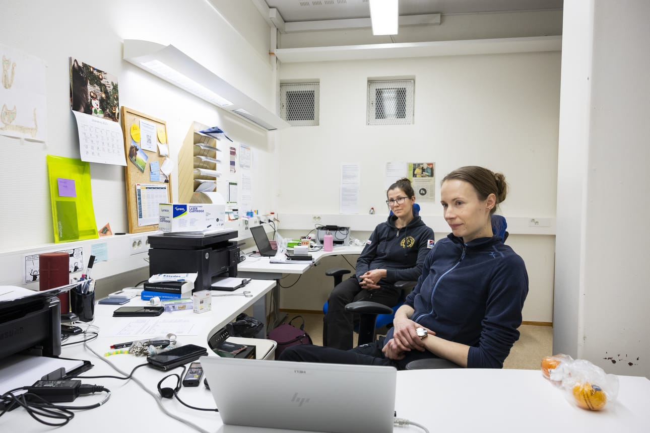 Riikka Kyöstilän (vas.) ja Heli Mourujärven työpäivä alkoi puolentoista tunnin puhelinpäivystyksellä, jonka jälkeen he jakoivat päivän työt. Tälläkin kertaa suunnitelma muuttui sitä mukaa, kun puhelimeen tuli uusia yhteydenottoja.