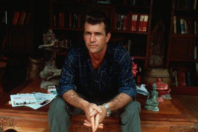 Mel Gibson on kokeneempi kollega Air America -toimintakomediassa. KUVA: TV5