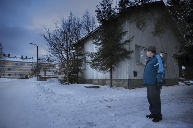 Kun Yrjö Ranta kuulee sisälle, että seiniin heitellään, rientää hän nopeasti ulos. KUVAT: MINNA ANTILA