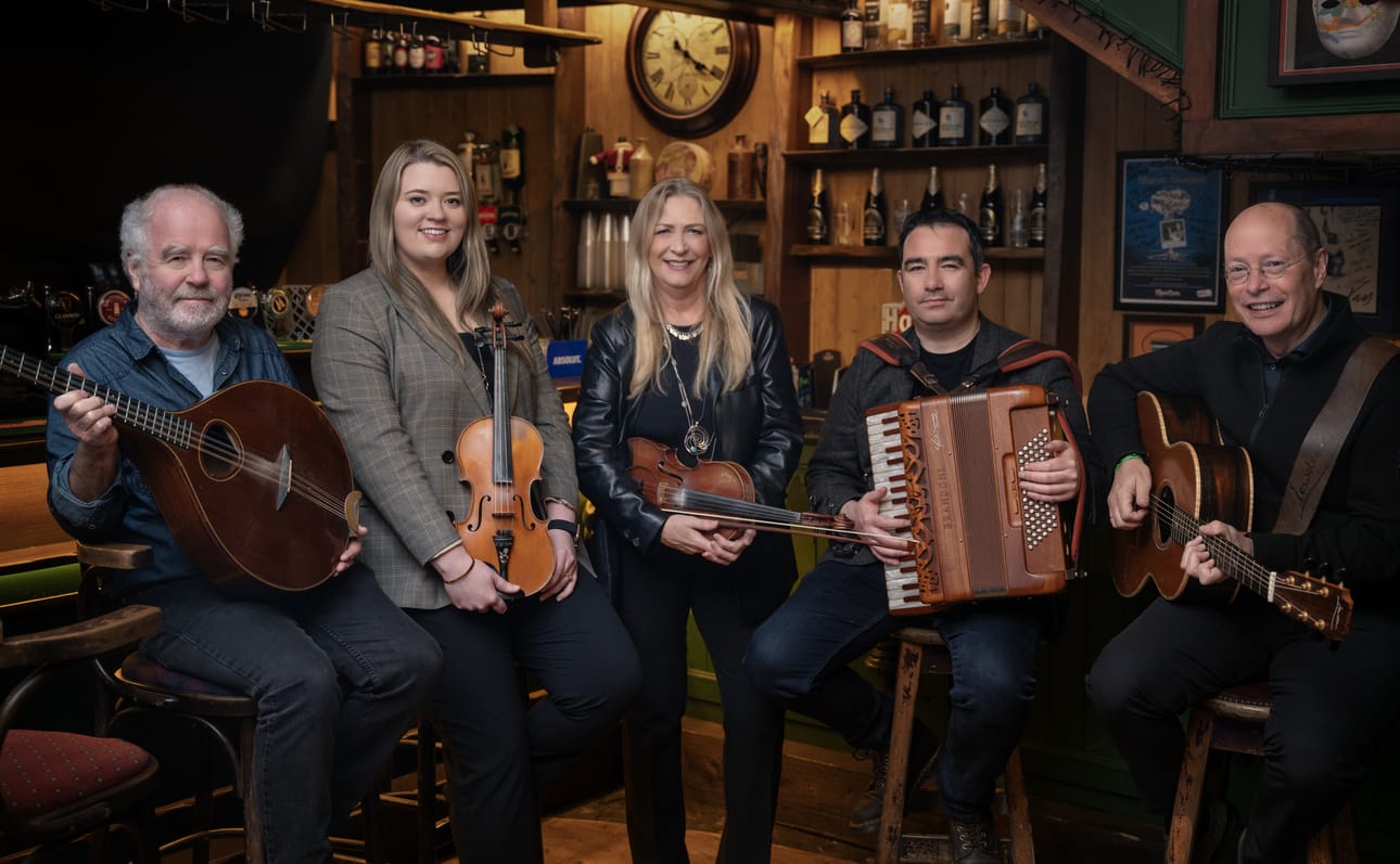Altan on yksi maailman tunnetuimmista irlantilaisen kansanmusiikin yhtyeistä. Se ⁠on itseasiassa ensimmäinen perinteistä irlantilaista musiikkia esittänyt yhtye, joka solmi levytyssopimuksen Virgin Recordsin kanssa. Yhteistyötä yhtye on tehnyt mm. Dolly Partonin, Enyan, The Chieftainsin ja Bonnie Raittin kanssa.