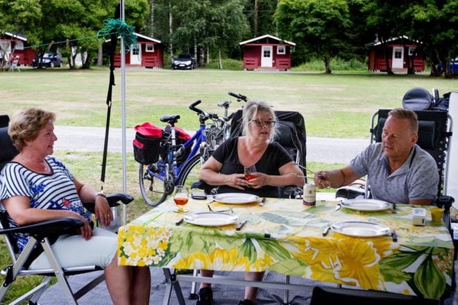 Satu Kostamo, Kirsi Ekström ja Peter Ekström saapuivat Törnävän leirintäalueelle jo torstaina. Seurue aikoo yöpyä asuntovaunussa. KUVAT: SAKARI HÄLLFORS