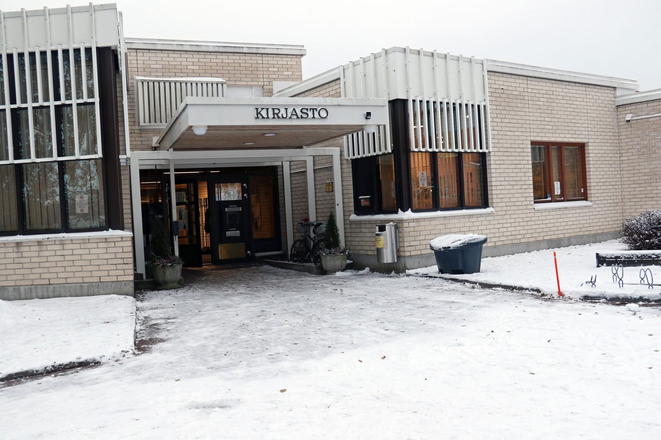 Kirjaston ovensuussa parveilee ja metelöi välillä nuorisojoukko, jonka takia jotkut eivät uskalla mennä kirjastoon.