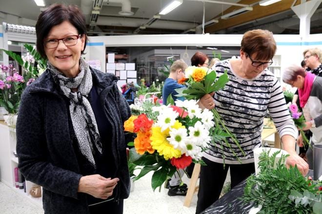 Muun muassa Mirja Keski-Jaskari (vas.) ja Arja Luoma ammensivat hyvää oloa ja vinkkejä kukkaterapiaillasta. KUVAT: ANU NAHKALA