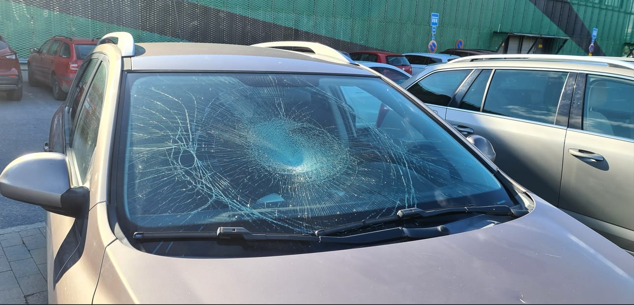Kempeleläisen Annikka Kujalan tuulilasi joutui viikonloppuna ilkivallan kohteeksi Limingantullin Prisman parkkipaikalla.
