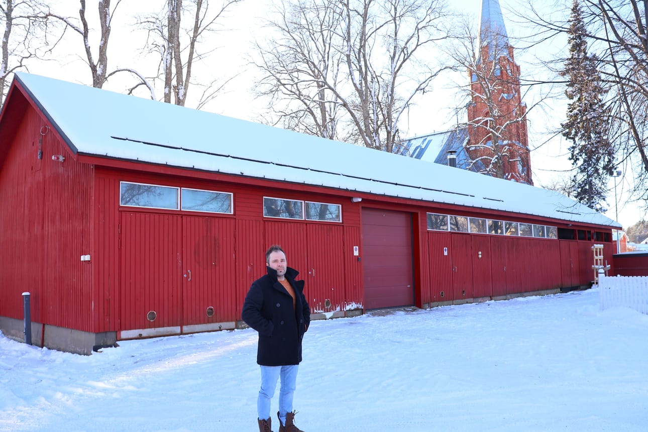 Jukka Hintikan yrityksen oli tarkoitus asentaa aurinkopaneelit taustalla olevan varastorakennuksen katolle.