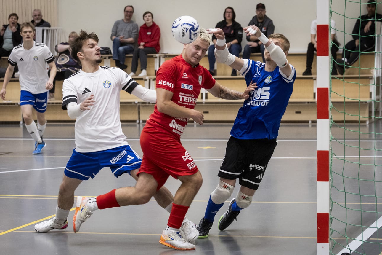 FC Kemin Roman Bažkov jäi TPK-puolustuksen pihteihin.