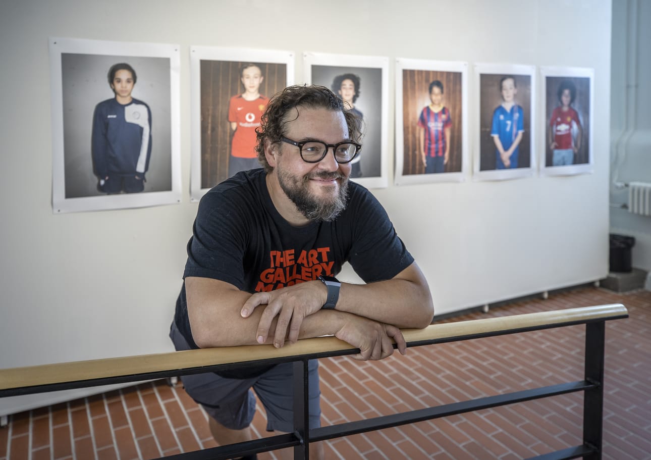 Pohjoinen Valokuvakeskus sai neljälle vuodelle jakautuvan tuntuvan erityisavustuksen Koneen Säätiöltä. Onnellista on sekin, että näyttelyt on nyt voitu avata pitkän koronasulun jälkeen. Kuvassa toiminnanjohtajan sijaisena aloittanut Antti Tenetz islantilaisen Sigurþór “Spessi” Hallbjörnssonin näyttelyn keskellä.