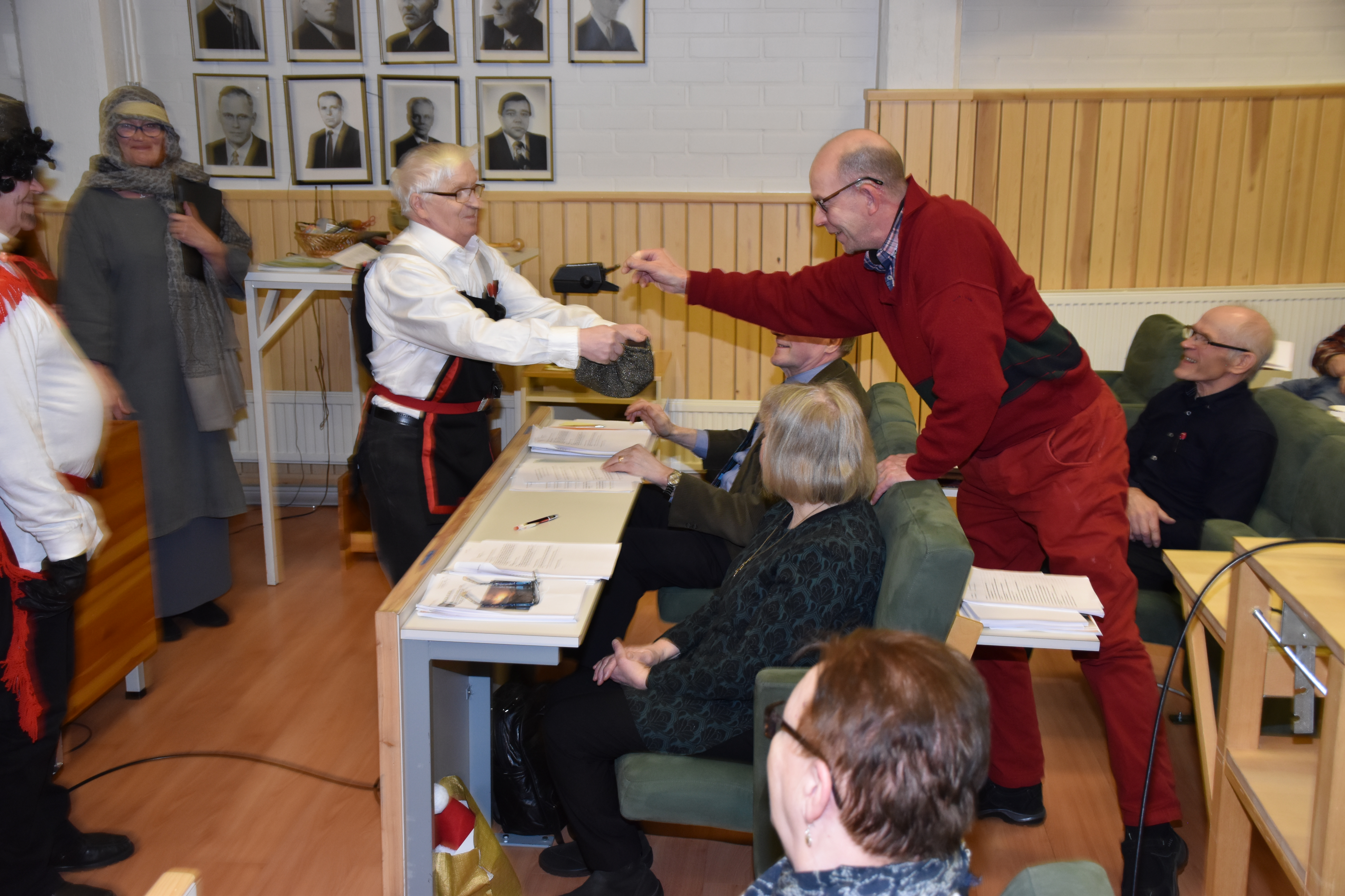 Tiernapoikanäytelmän päätteeksi Kalervo Posio keräsi esiintymispalkkiot, roposensa lakkiin laittamassa valtuutettu Pekka Oikarainen.