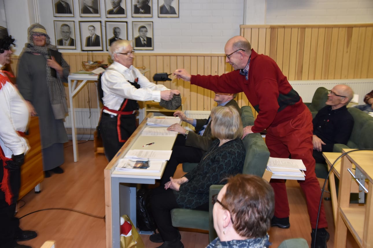 Tiernapoikanäytelmän päätteeksi Kalervo Posio keräsi esiintymispalkkiot, roposensa lakkiin laittamassa valtuutettu Pekka Oikarainen.