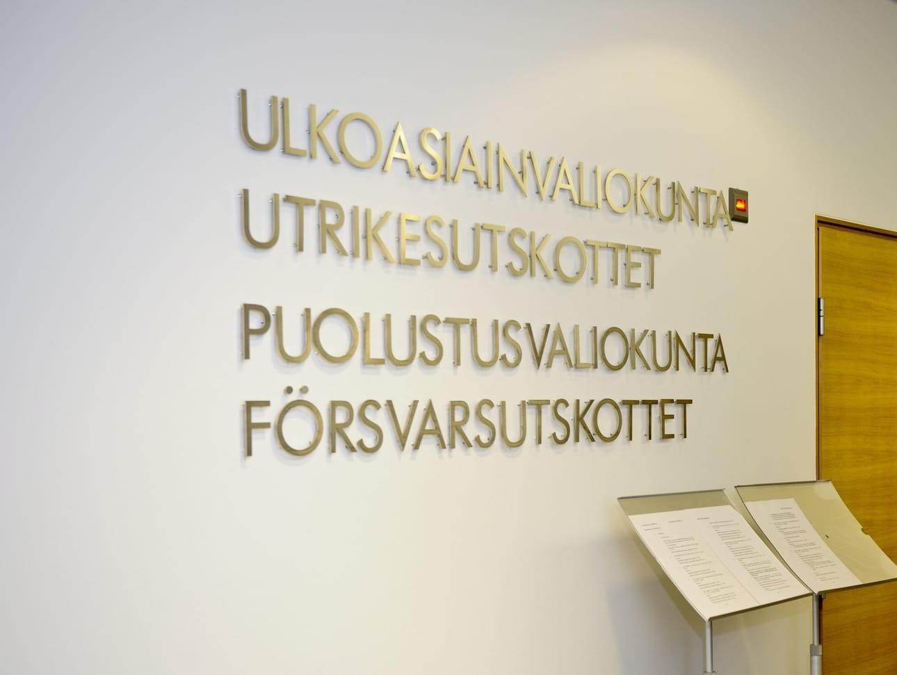Kansanedustajat kuulevat viranomaisia Itämeren ajankohtaisesta tilanteesta. Kokousten jälkeen kansanedustajien odotetaan kommentoivan tapahtumia medialle. LEHTIKUVA / Jari Lam