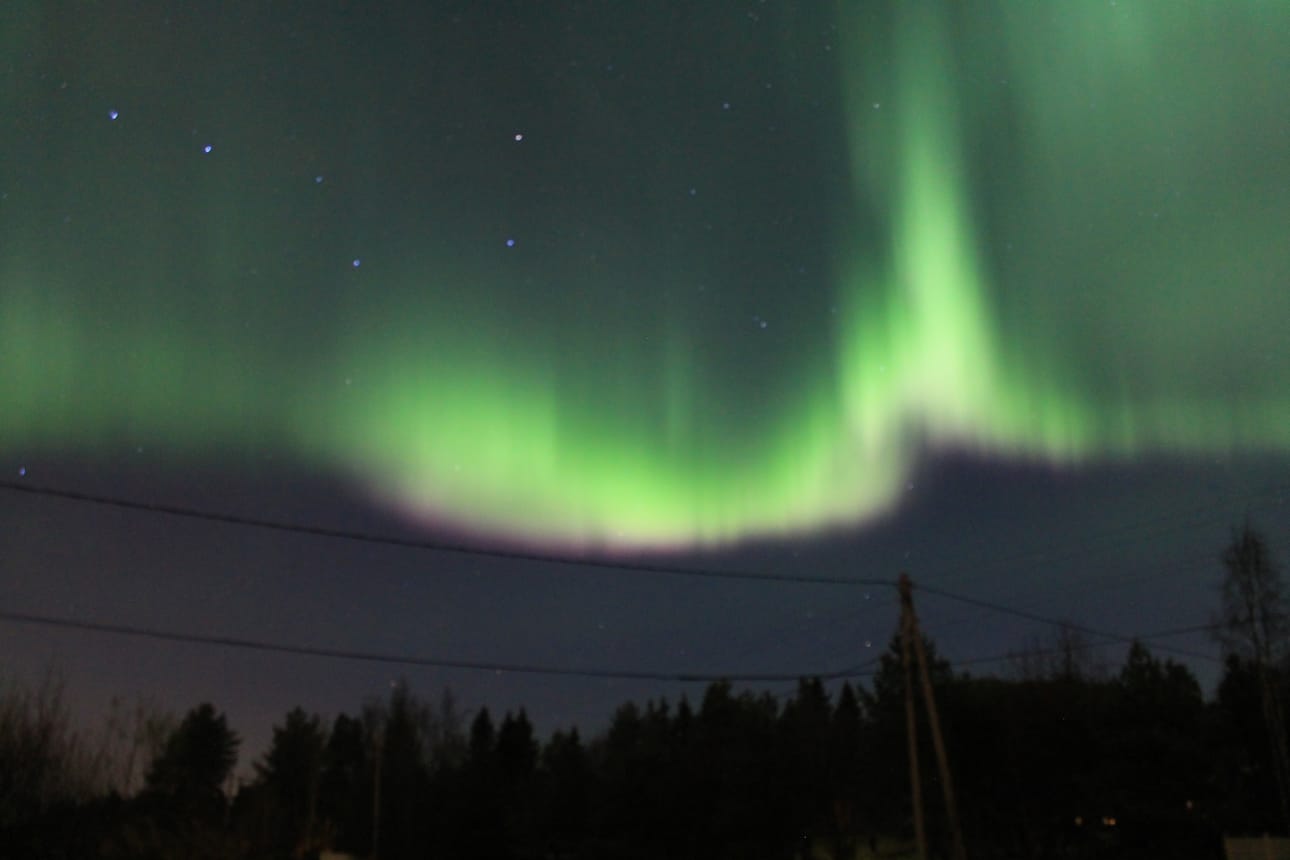 Revontulet Haukiputaan Kalimenkylän yllä tiistai-iltana.