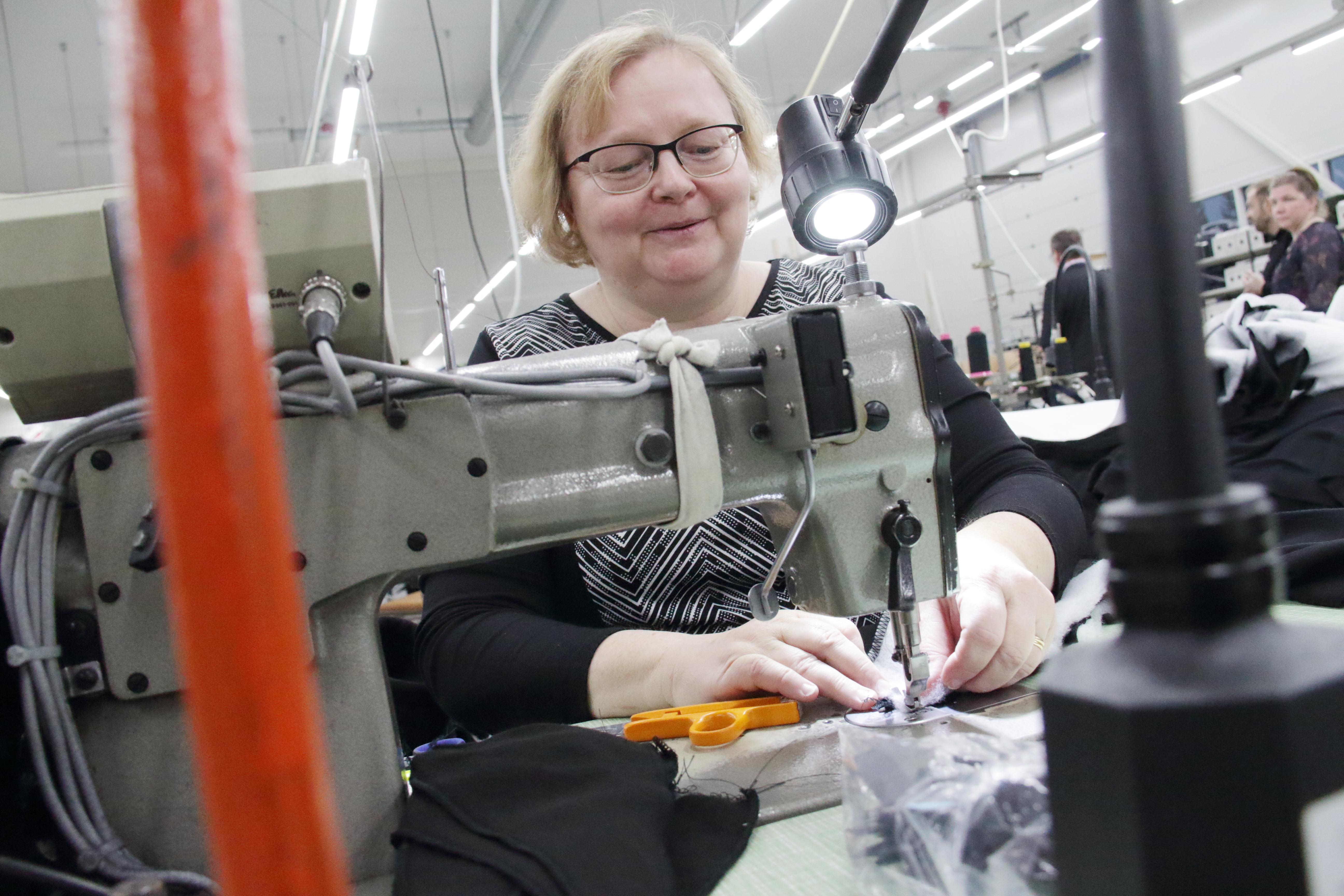 Elina Saari on työskennellyt Svalalla kuutisen vuotta. Hän on tyytyväinen ennen kaikkea viihtyiseen taukotilaan.
