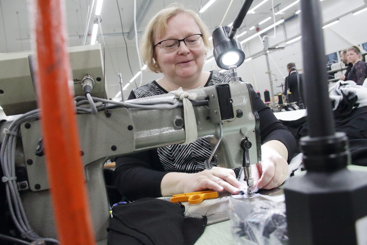 Elina Saari on työskennellyt Svalalla kuutisen vuotta. Hän on tyytyväinen ennen kaikkea viihtyiseen taukotilaan.