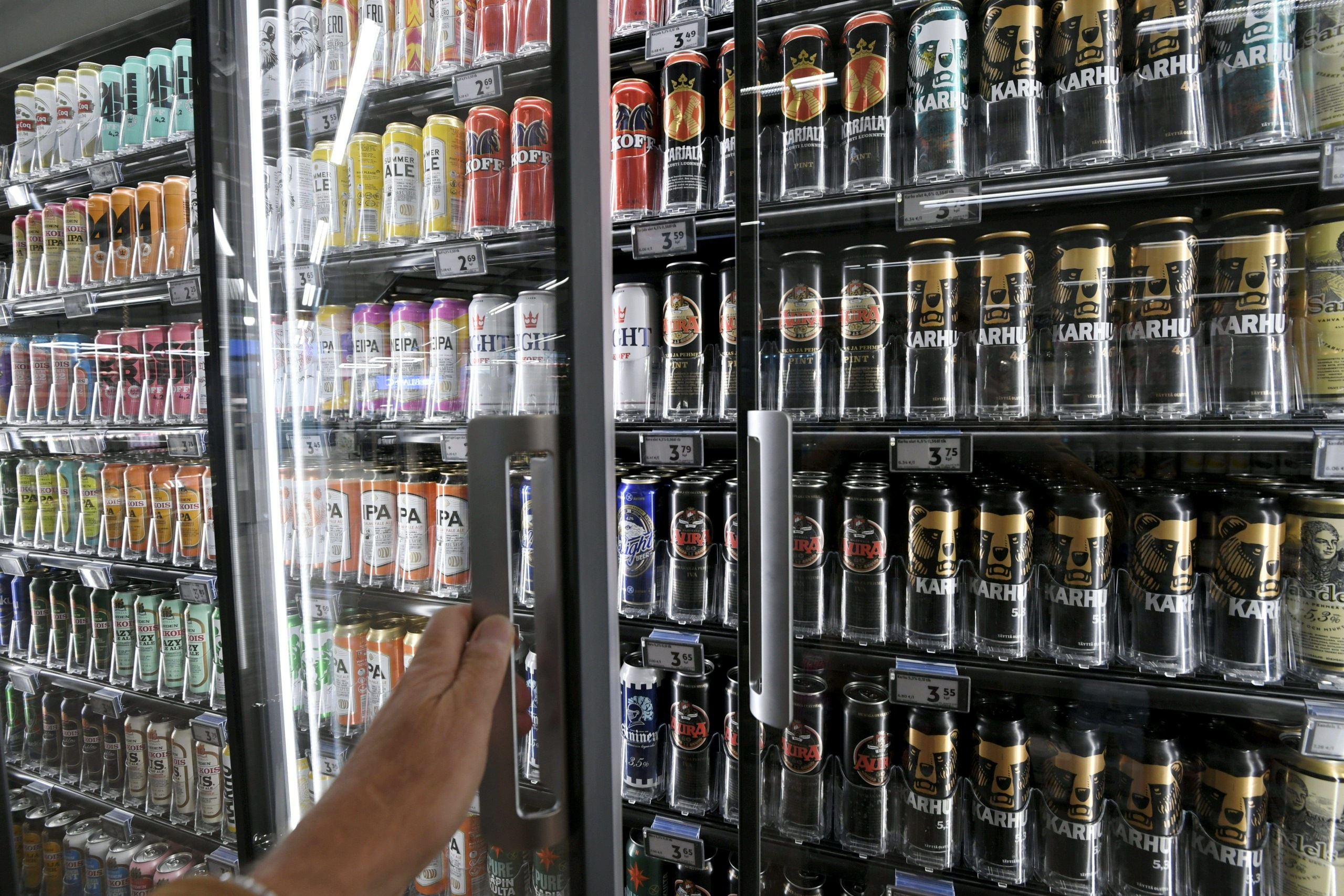 Alkoholia voi ensi vuonna tilata kotiinkuljetuksella kaupasta, ravintolasta ja Alkosta, jos hallituksen tavoite toteutuu