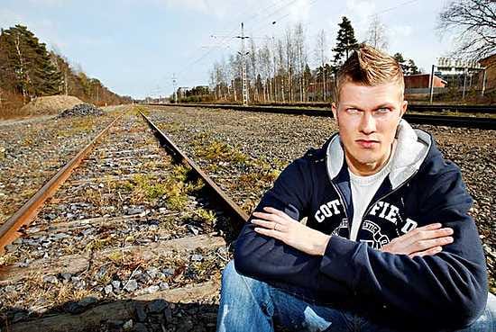 Tuiran kaupunginosan maisemat ovat vuosien mittaan tulleet laidasta laitaan erittäin tutuiksi Jarno Tenkulalle. Hän asui Tuirassa yli kymmenen vuotta, kävi koulunsa siellä ja pelaa ja harjoittelee nykyään Paulaharjuntien varressa sijaitsevalla Castrenin kentällä.