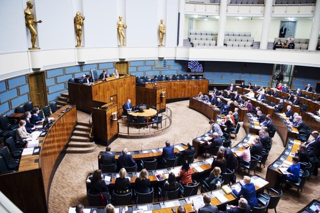 Eduskunta on viime töikseen leikkaamassa kansanedustajien omia etuuksia. KUVA: Emilia Kangasluoma