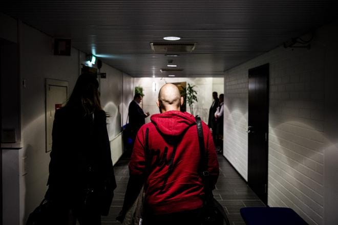 Sipulikanavan Tor-verkkoon perustanut ja sitä ylläpitänyt Kim Holviala saapui tiistaina Itä-Uudenmaan käräjäoikeuteen vastaamaan syytteeseen törkeästä huumausainerikoksesta. Syyttäjä vaatii hänelle vähintään seitsemän vuoden vankeusrangaistusta. KUVA: Joel Maisalmi