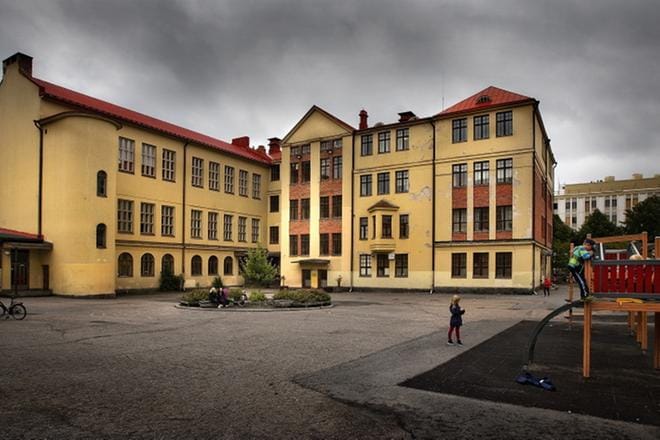 Vuonna 1912 valmistunut Kauppapuistikon koulurakennus on peruskorjauksen tarpeessa. Kiinteistön laskennallinen korjausvelka on kaupungin suurin. KUVA: EETU SILLANPÄÄ