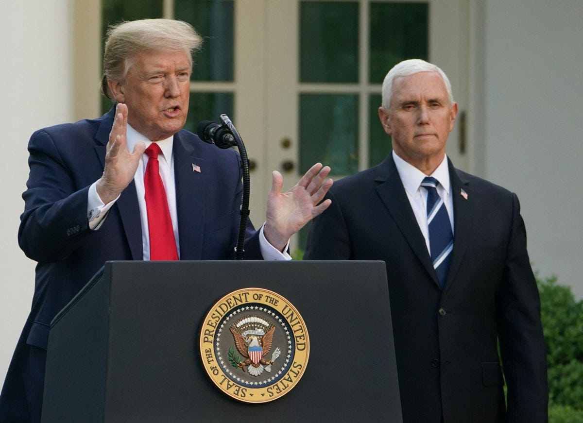 Entinen varapresidentti Mike Pence (oik.) sanoi Donald Trumpin olevan väärässä siinä, että hän olisi voinut kumota vuoden 2020 presidentinvaalien tuloksen. LEHTIKUVA/AFP
