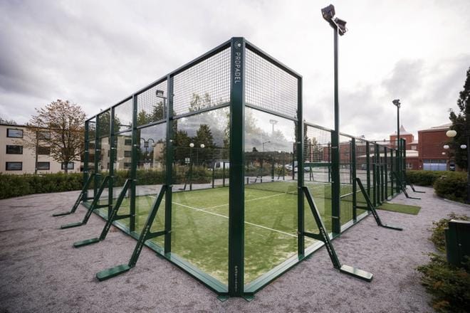 Padel-kenttä on ollut koekäytössä jonkin aikaa Sepänkylän torilla, jolloin halukkaat ovat voineet ottaa tuntumaa peliin. Kentällä voi pelata vielä keskiviikkoon saakka. KUVA: JARNO PELLINEN