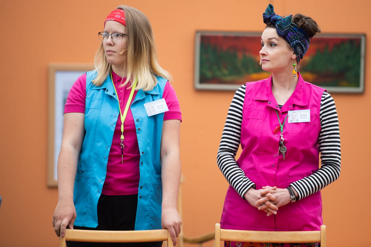 Käpyhovi taistelee -näytelmässä on mukana myös Kuusamon Näyttämön produktioissa ensi kertaa näytteleviä. Heitä ovat esimerkiksi Käpyhovin hoitajaa Majsaa näyttelevä Emilia Haataja sekä Käpyhovin hoitsua ja liikunnanohjaajaa näyttelevä Sini Hautala. Emilia Haataja on pitkäaikaisen näyttämöläisen Tarja Haatajan tytär.