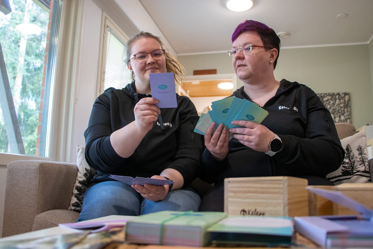 Minna Prokkola ja Marja Råman ihailevat tapaa, joilla heidän asiakkaansa katselevat maailmaa. Monissa perheissä, joissa on neuropsykiatrisia erityispiirteitä, on myös haasteita. – Silti vanhemmat lukevat lapsiaan uskomattomalla tavalla.